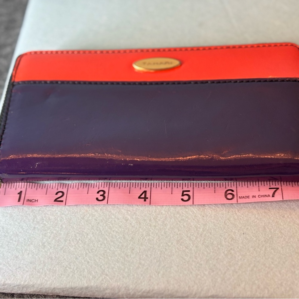 Tahari wallet EUC - Picture 5 of 7